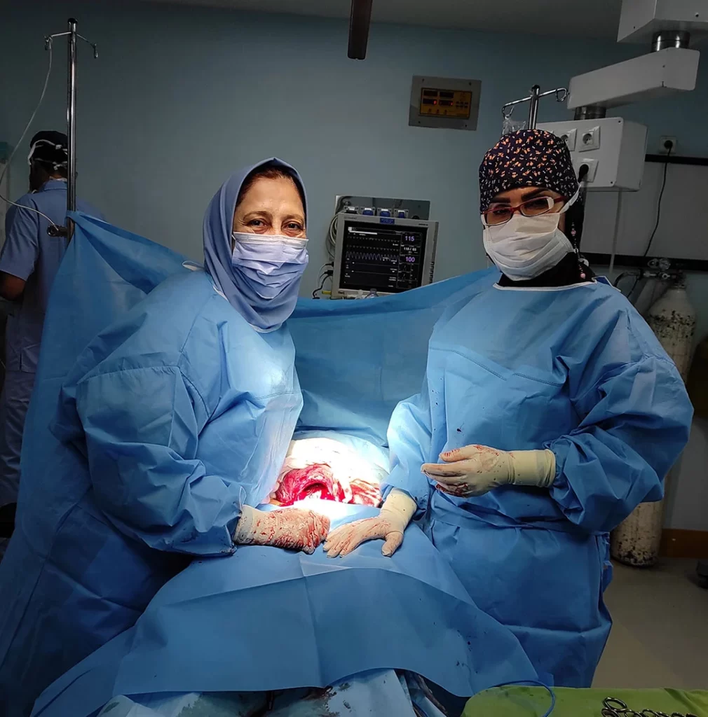 دکتر فروزنده فارغ پور در اتاق عمل بیمارستان